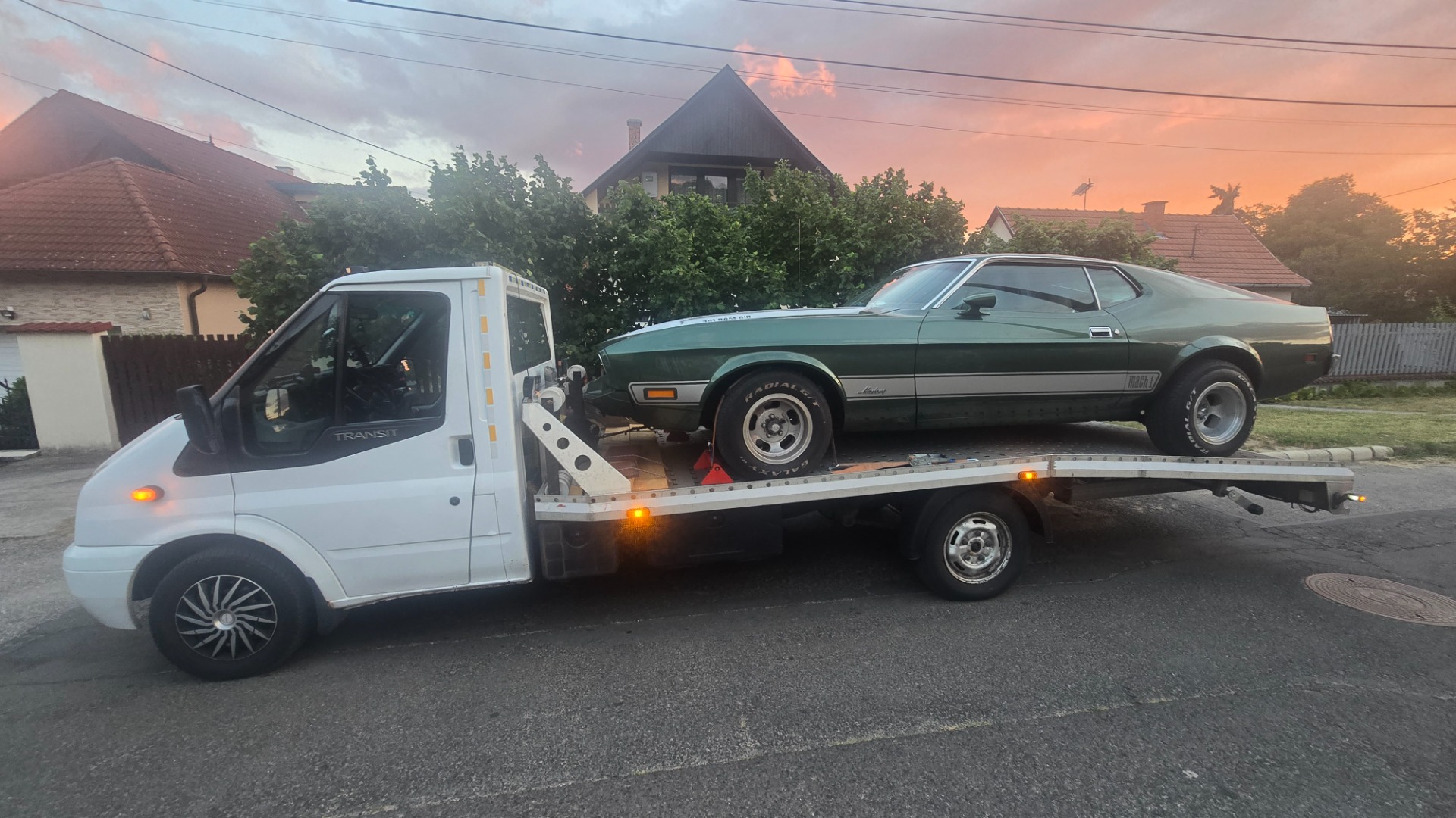 1973-as Ford Mustang Mach 1 veterán autó szállítása autómentő tréleren Gödöllő térségében.