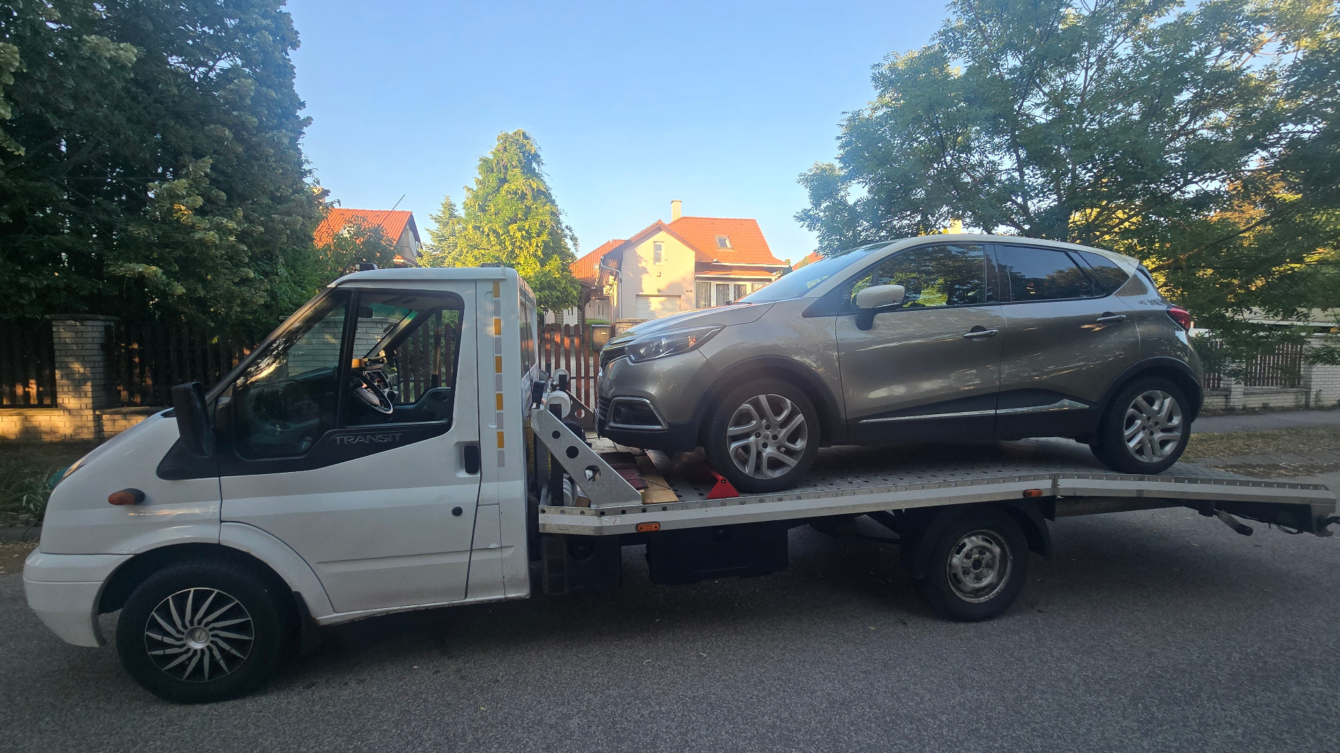 Renault Captur szállítása autómentő tréleren az M0-s autópályáról Gödöllőre műszaki hiba után.